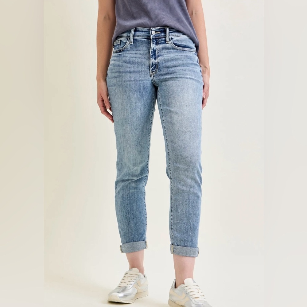 Judy Blue Classic Light Wash Boyfriend Fit Cropped Straight Leg Stretchy Jeans